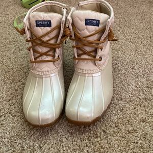 Selling super cute white Sperry boots size girls 3 really comfortable!